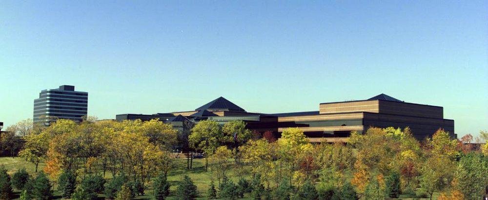 What is the address of Chrysler headquarters in Auburn Hills, Mich.?