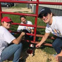Kerry-foto van: Having a great time participating in United Way Day of Caring and helping to spruce up the stables at SMILES Therapeutic Horseback Riding