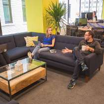 Atlassian-Foto von: Either a casual meeting or a discussion about weekend plans, space to do work or catch up with colleagues