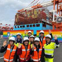 Foto di MAERSK di: APM Terminals Yokohama welcomes Maerskâs rainbow containers, celebrating diversity and inclusion in the maritime and port logistics sectors.