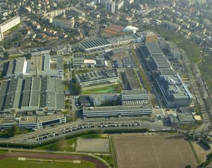 Photo CEA de : vue aérienne du centre